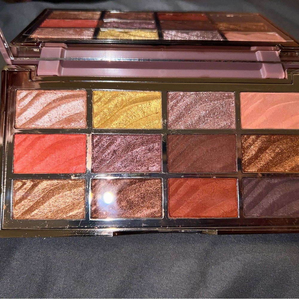 CIATÉ LONDON
Velvet Eyeshadow Palette - Picture 2 of 3